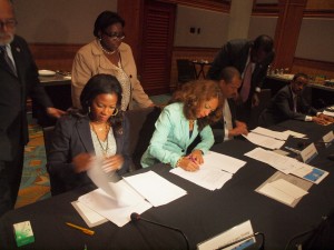 Presidentenan di parlamentonan di St.Maarten, Aruba y Corsou ta firma e acuerdonan haci den Tripartite. Foto: Ariën Rasmijn