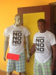 James Finies ta demonstrá e t-shirtnan ‘No No No’
