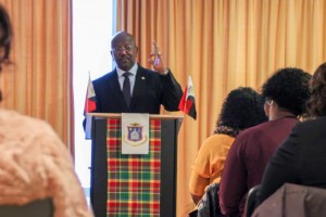 Promé minister William Marlin durante un enkuentro ku hende di Sin Maarten na Hulanda – potrèt: John Samson