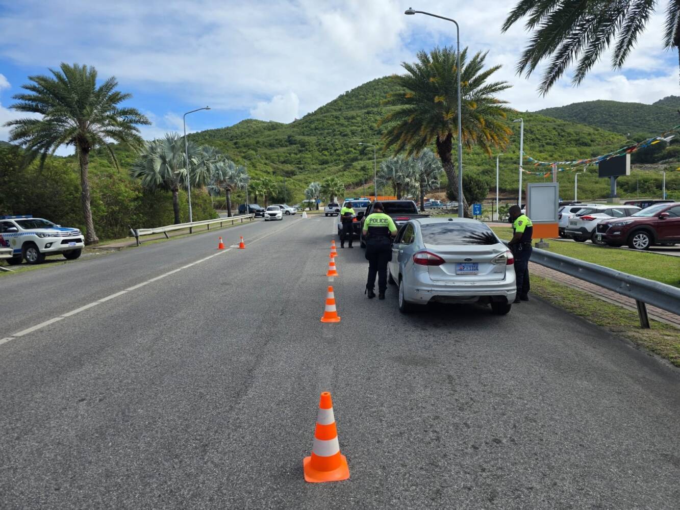 Polis di Sint Maarten ta sigi ku kontrol: Preokupashon tokante arma i droga