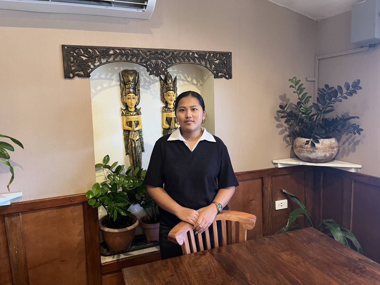 Den bista di un hoben: Independensia di Sürnam tin su parti bon i su parti malu