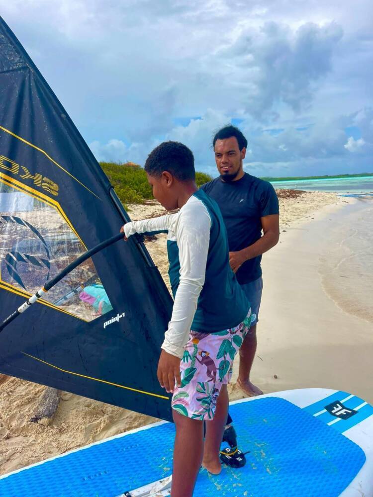 Mas hóben na Boneiru praktikando deporte akuátiko: “Fantástiko pa mira asina tantu mucha lokal riba awa”