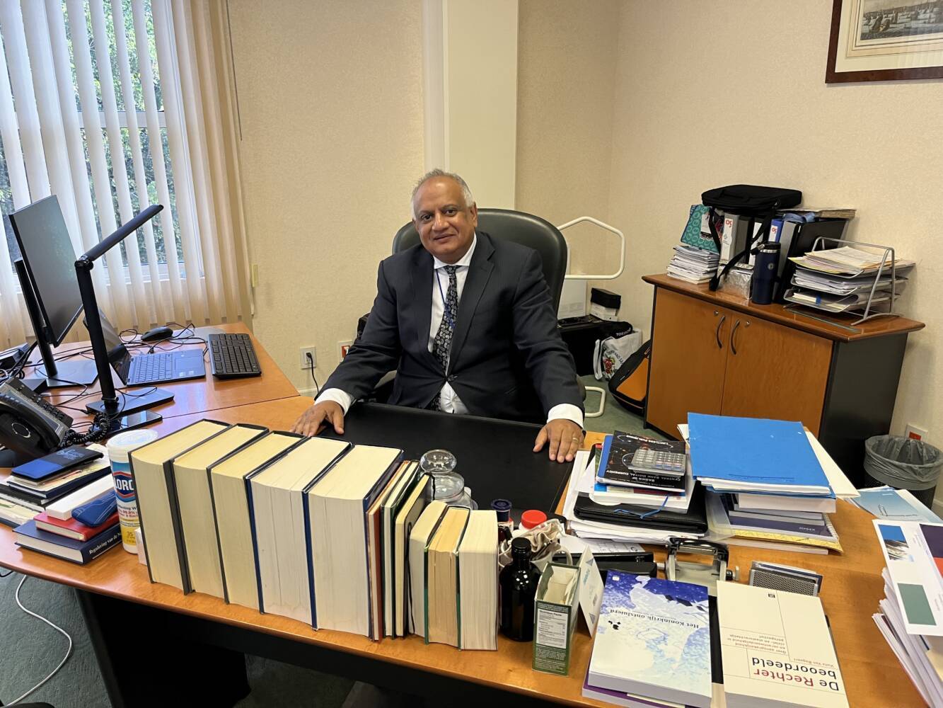 E pakiko ku direktor di banko Prakash Mungra a skohe Aruba riba Sürnam