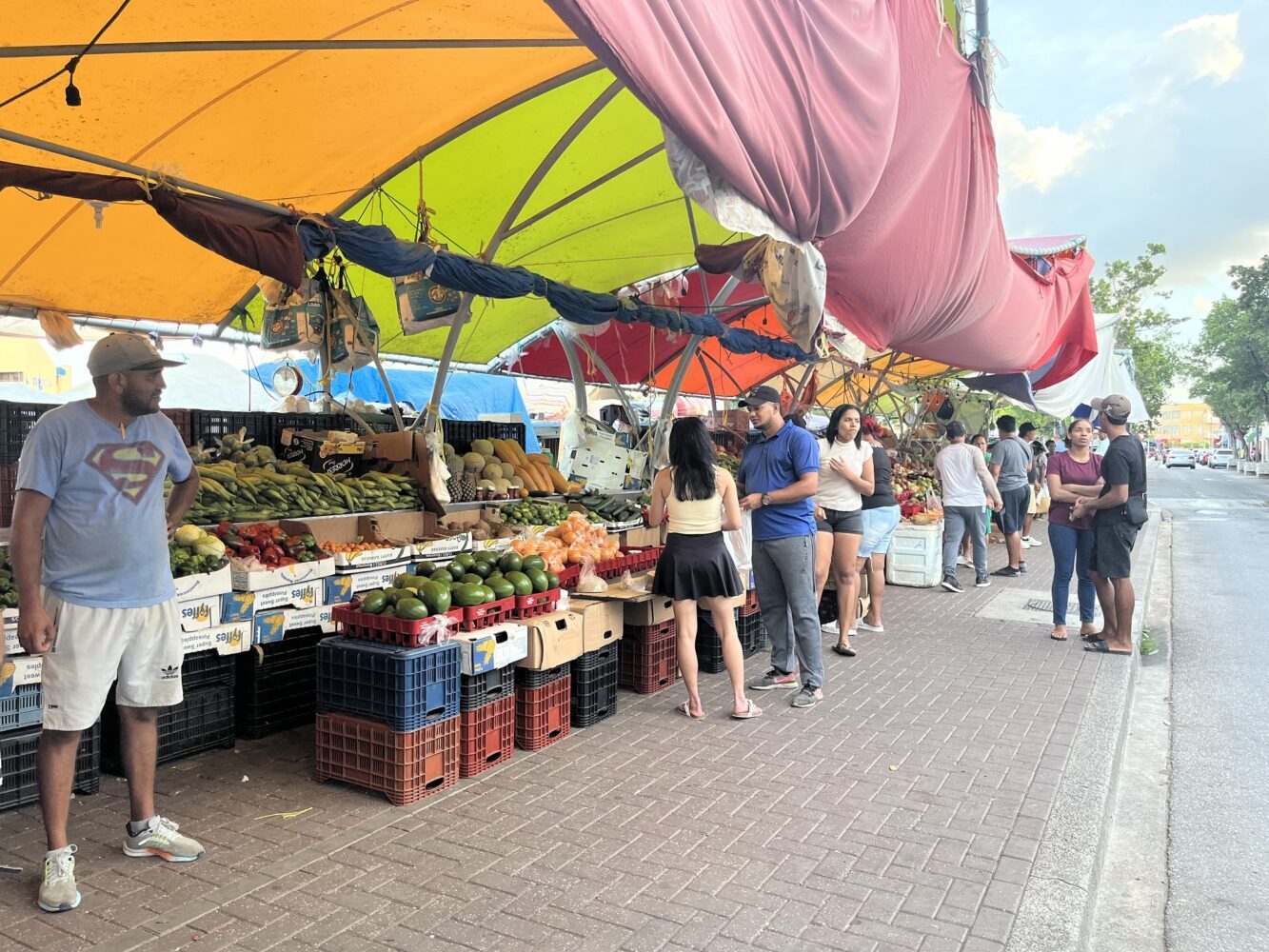 Bida entre dos mundu: venezolanonan na Kòrsou tokante speransa, miedu i kambio