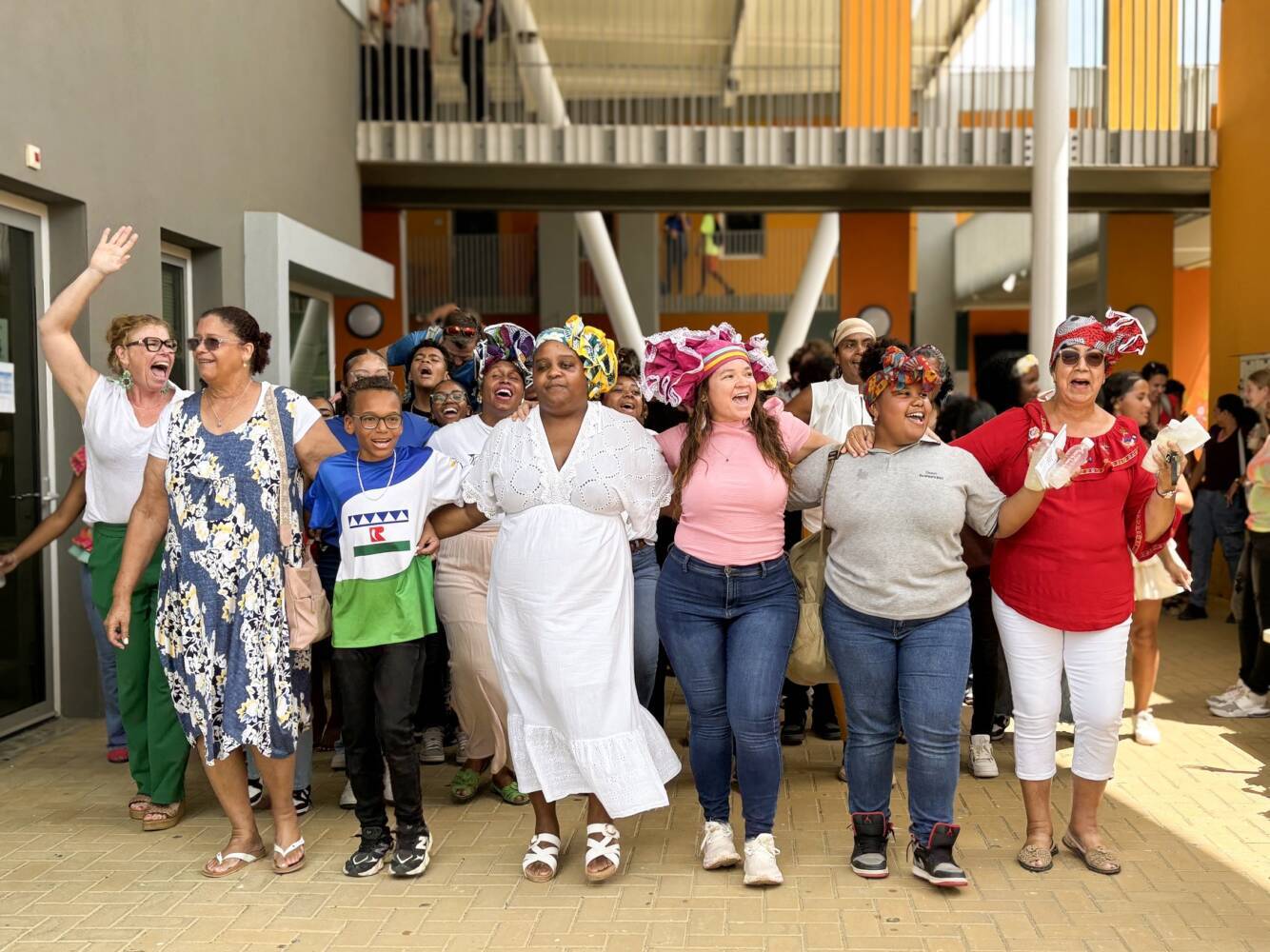 Boneriano no tin problema ku hende nobo, basta nan aseptá e kultura lokal